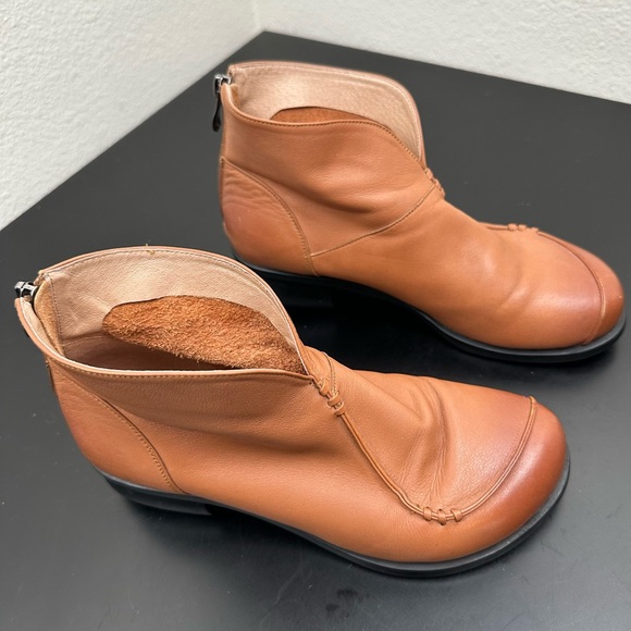 HUMAND Shoes - Rare HUMAND Ankle Boot Back Zip Rounded Block Heel Tan Brown Leather Woman 7.5